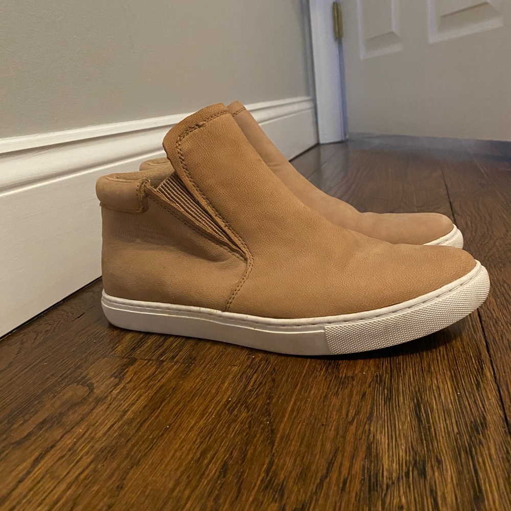 Kenneth Cole Reaction beige slip on sneakers